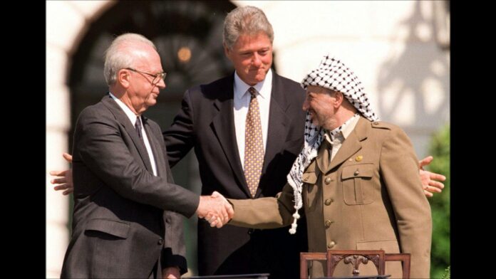 Rabin and Afarat shake in front of Clinton - Oslo Accords 1993
